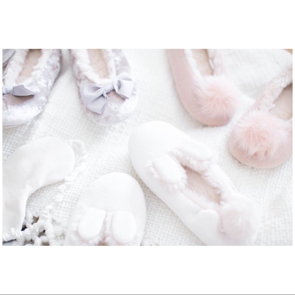 LC LAUREN CONRAD Pink Knit Slippers & Sleep Mask - Picture 7 of 8